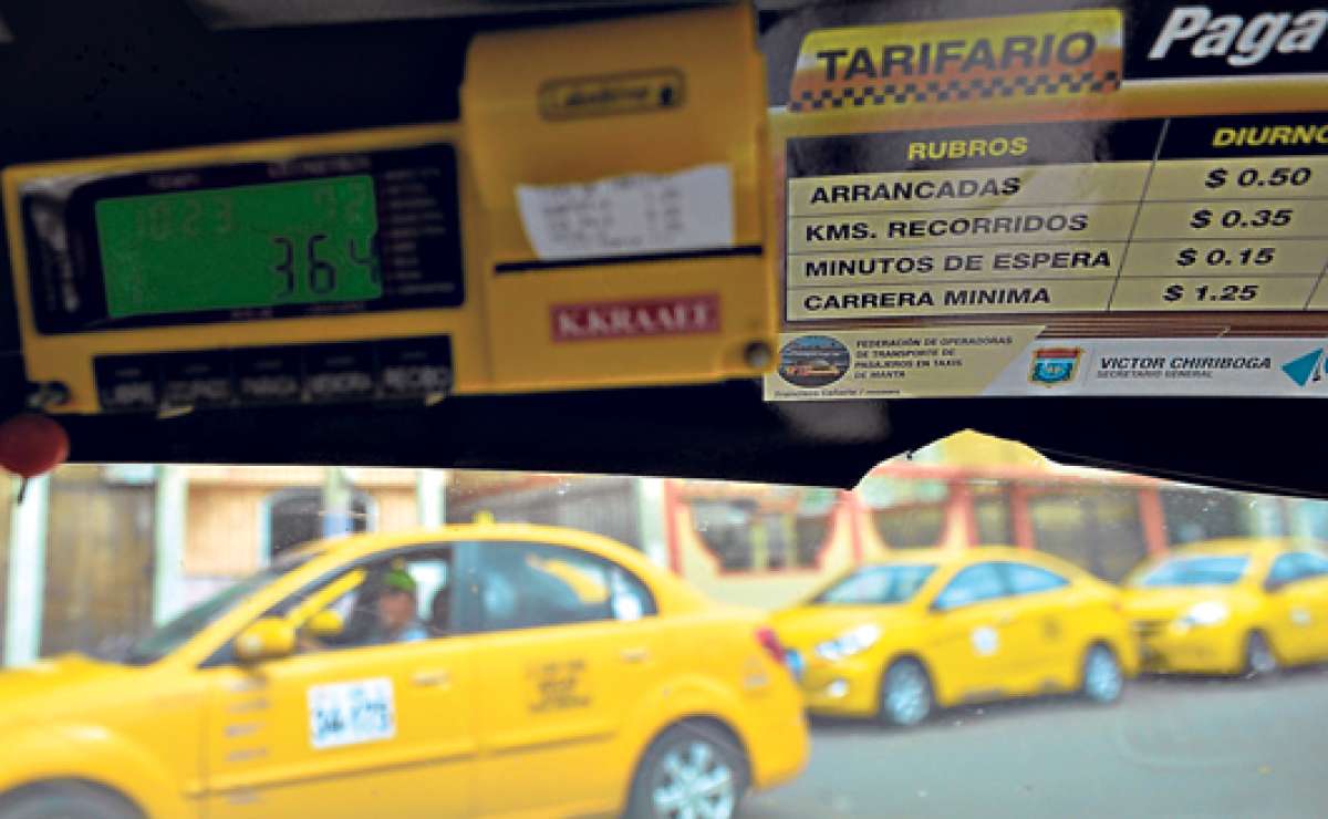 Miembros de la Agencia Municipal de Tr&aacute;nsito har&aacute;n operativos para constatar que se respeten las tarifas del tax&iacute;metro. Foto: Rodolfo P&aacute;rraga / El Tel&eacute;grafo