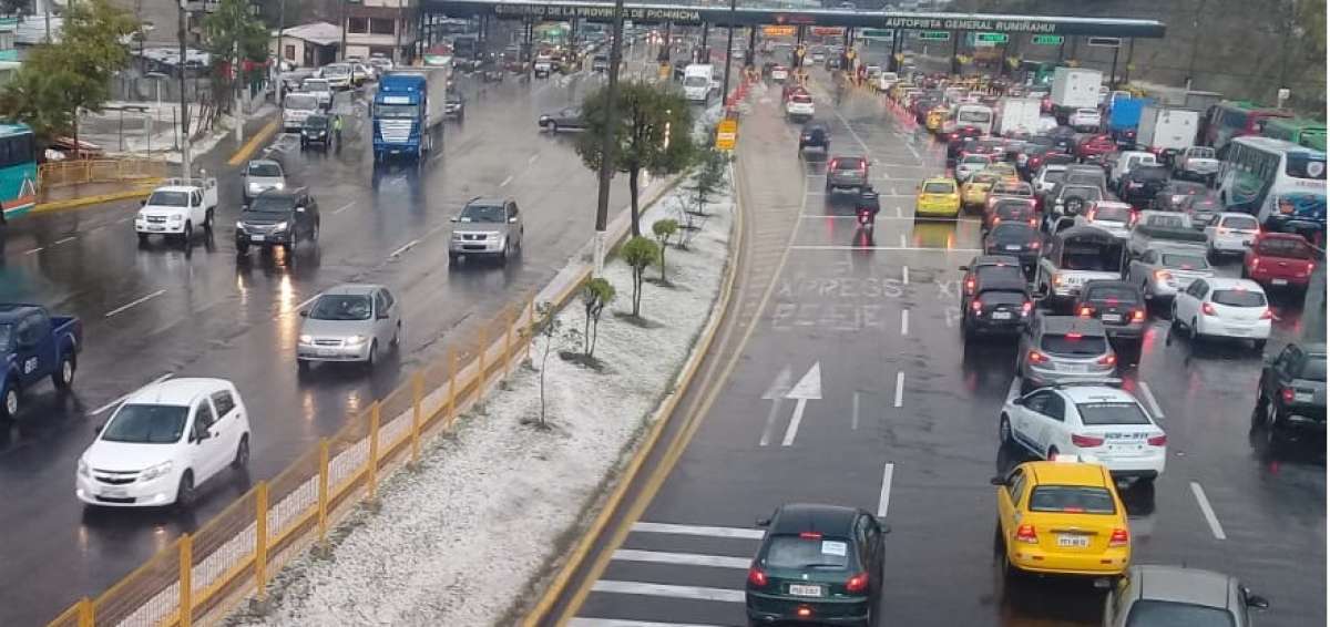 La acumulaci&oacute;n del granizo se observa en los parterres de las principales avenidas. 