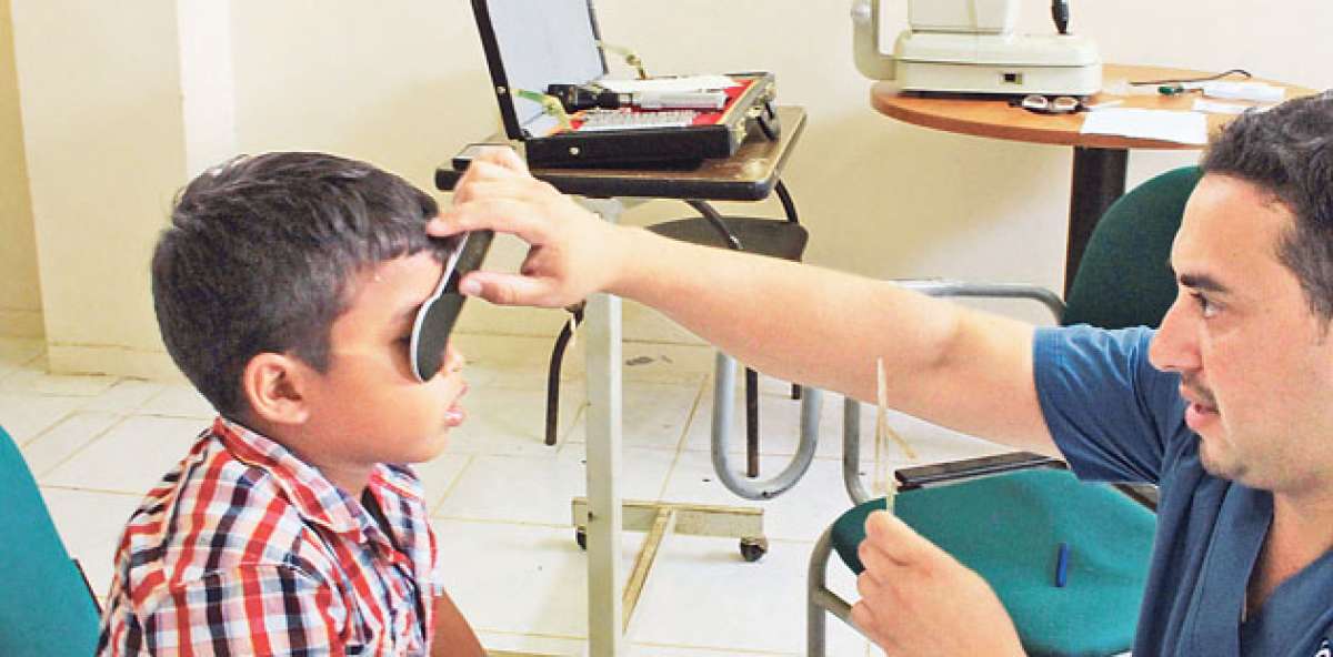 Los m&eacute;dicos del Ministerio realizan un tamizaje en las zonas para identificar a los ni&ntilde;os con problemas visuales. Foto: cortes&iacute;a MSP