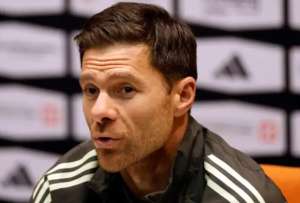 Xabi Alonso se va del Real Madid. Su reemplazo es &Aacute;lvaro Arbeloa.