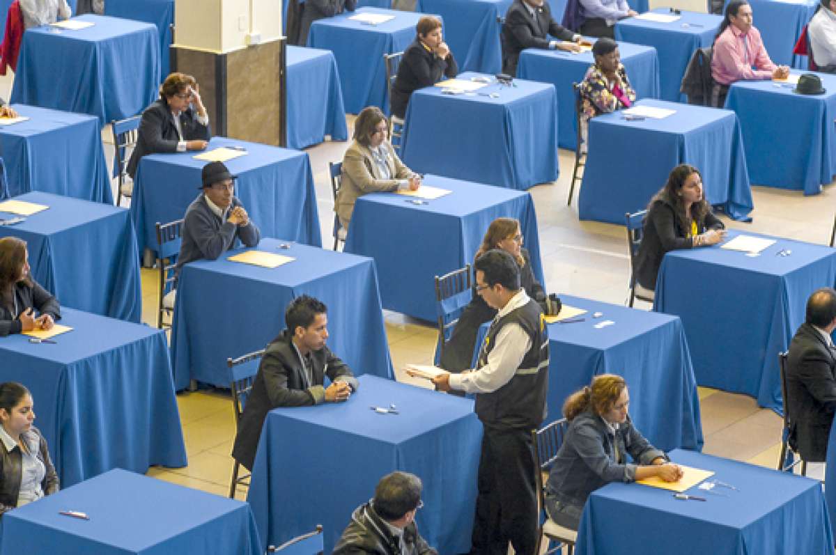 En el Centro de Convenciones Bicentenario (Quito) se desarroll&oacute; la prueba de oposici&oacute;n con 126 postulantes. Foto: John Guevara / El Tel&eacute;grafo 