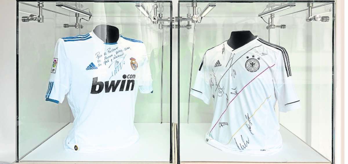 En los pasillos del Palacio de Carondelet se encuentra en exhibici&oacute;n la camiseta autografiada de Ronaldo.