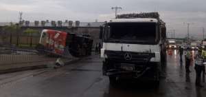 Choque entre un bus y un tr&aacute;iler deja tres heridos en la v&iacute;a a Daule