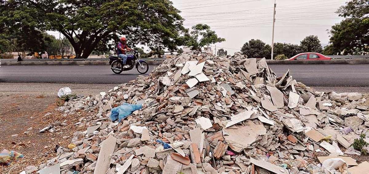 El sector Tres Bocas, en la v&iacute;a Perimetral, es uno de los puntos usados para dejar pedazos de concreto.