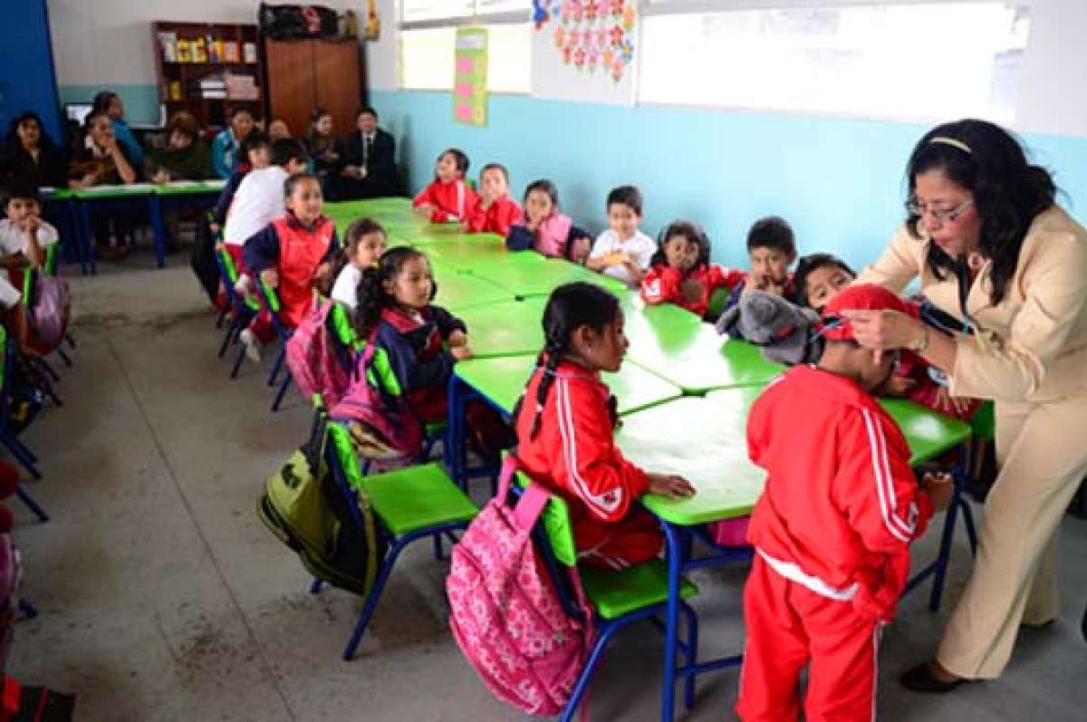 Amparo trabaja en una din&aacute;mica con 33 ni&ntilde;os de primero de b&aacute;sica. Al fondo est&aacute; el jurado que eval&uacute;a su clase. Foto: Santiago Aguirre 