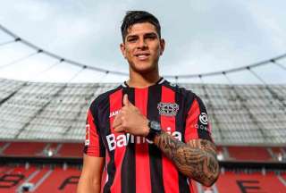 Bayer Leverkusen contrató un nuevo defensa central