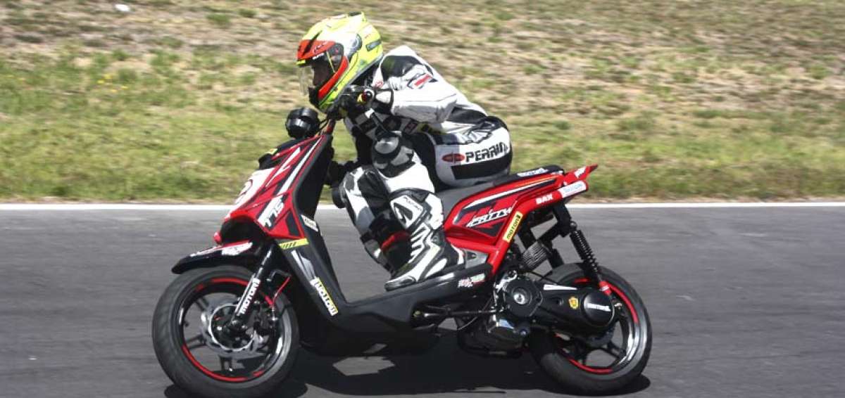Al mando de una motoneta Fatty 175, Dax &Aacute;lvarez conquist&oacute; el cetro del primer campeonato de Pichincha en el kart&oacute;dromo Dos Hemisferios.