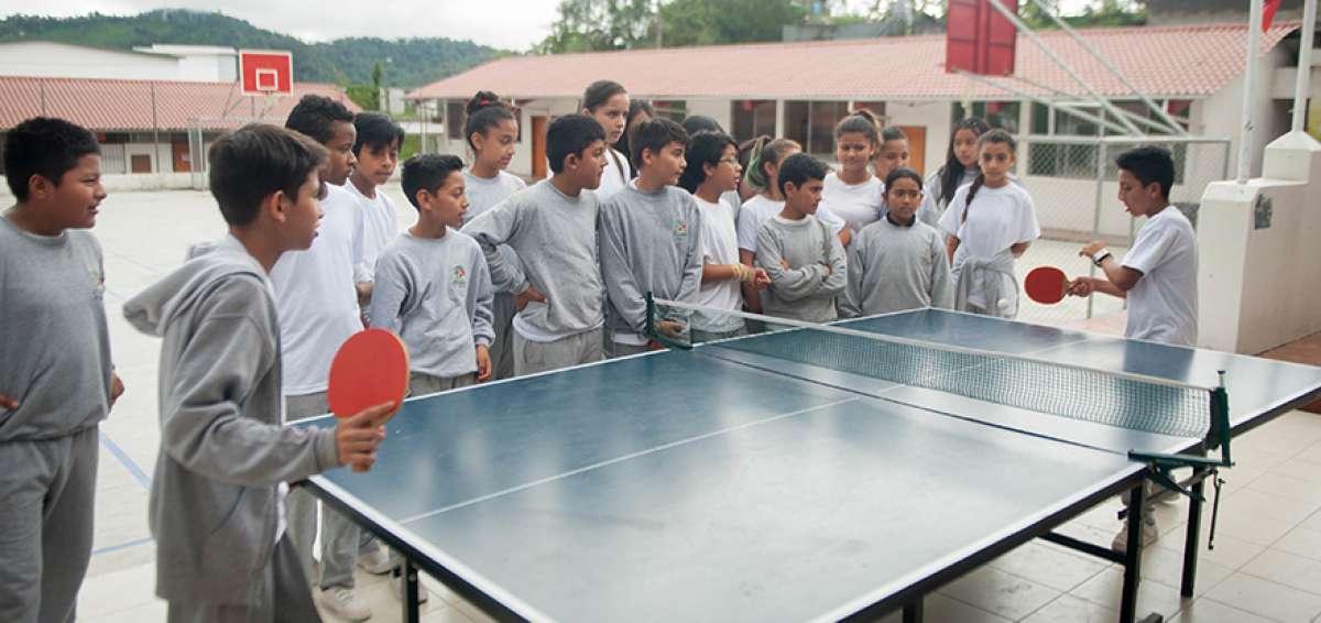 En los recreos, los estudiantes de la Unidad Educativa Nanegalito realizan campeonatos de tenis de mesa con el objetivo de fomentar ese deporte. 