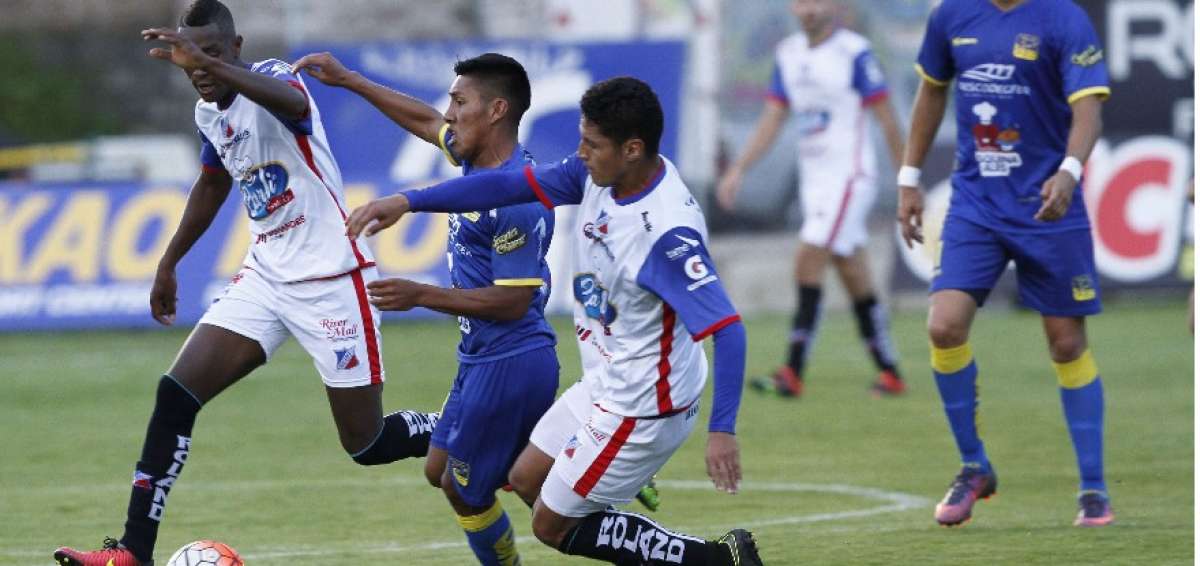 Sevilla contin&uacute;a buscando la formaci&oacute;n ideal de Clan