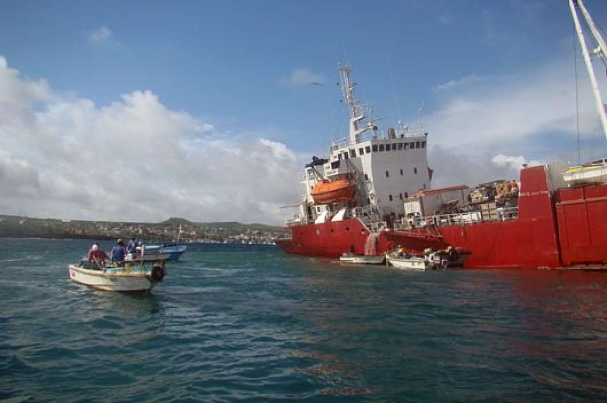 El barco est&aacute; encallado en la bah&iacute;a de Puerto Baquerizo Moreno, que alberga la colonia de lobos marinos m&aacute;s importante del archipi&eacute;lago. Foto: Cortes&iacute;a | Ministerio de Ambiente