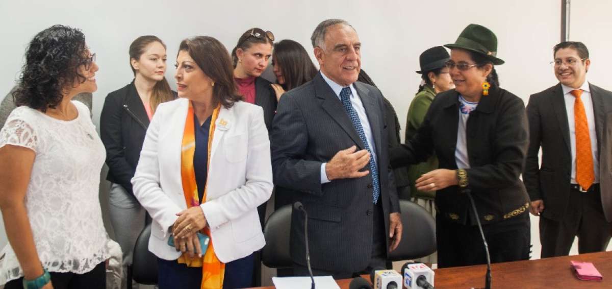 Moncayo busca evitar consulta sobre para&iacute;sos fiscales con proyecto de ley