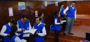 Los t&eacute;cnicos del CNE trabajan en la  definici&oacute;n del registro electoral con los delegados de las organizaciones.  