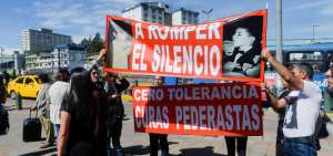 Las presuntas v&iacute;ctimas de abuso sexual por parte del cura C&eacute;sar C., junto con familiares, acudieron este 14 de junio a la Fiscal&iacute;a General del Estado, en Quito.