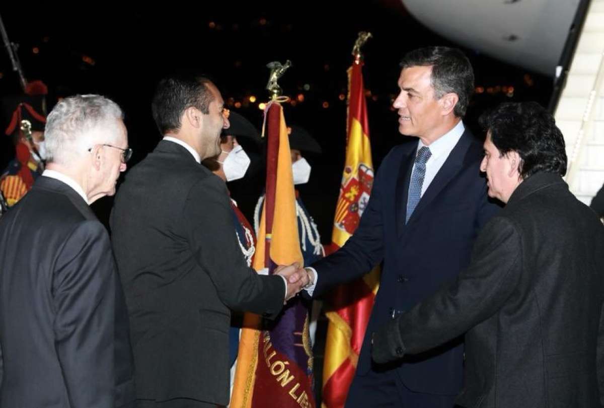 Juan Carlos Holguín (izq.), canciller del Ecuador, le dio la bienvenida al presidente español Pedro Sánchez. 