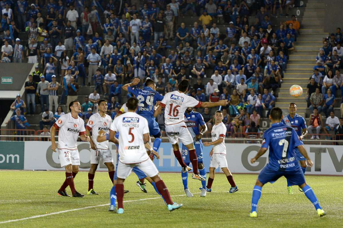 El paraguayo Fernando Gim&eacute;nez (24) en el momento que remata de cabeza y anota el primer gol de Emelec, la noche de ayer en el estadio Christian Ben&iacute;tez. Foto: Miguel Castro / El Tel&eacute;grafo