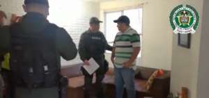 Este es el momento en que la Polic&iacute;a de Colombia le notifica a Mauro C. su detenci&oacute;n.