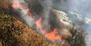En el lugar, m&aacute;s de 10 unidades de bomberos combaten las llamas. Foto: Tomada de @BomberosGYE