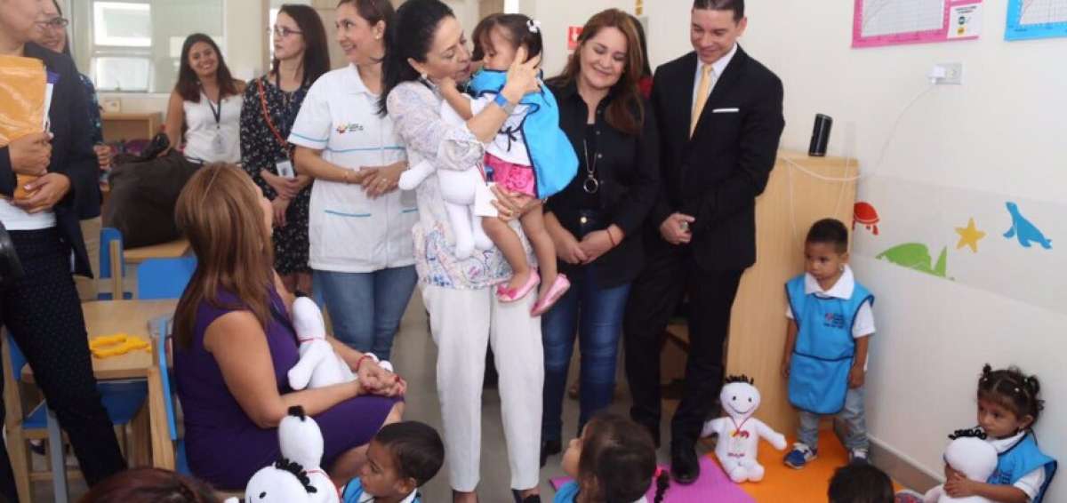 El ministro de Inclusi&oacute;n Econ&oacute;mica y Social (MIES), Iv&aacute;n Espinel, inaugur&oacute; el centro en compa&ntilde;&iacute;a de la esposa del presidente de la Rep&uacute;blica, Roc&iacute;o de Moreno.