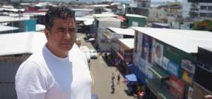 El empresario Kirie Bravo comenta que el comercio fue uno de los primeros en activarse luego del terremoto. Los mercaderes est&aacute;n en el Nuevo Tarqui.