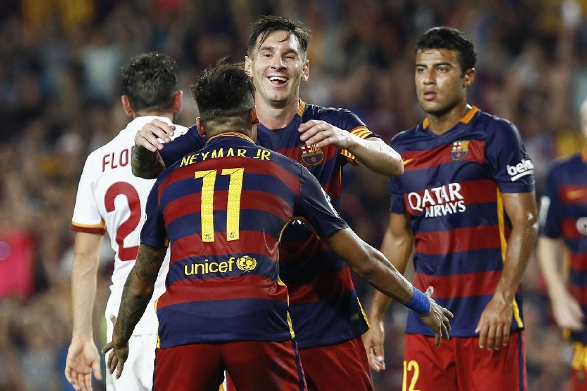 Neymar felicita a Messi por su tanto ante la Roma. Foto: AFP