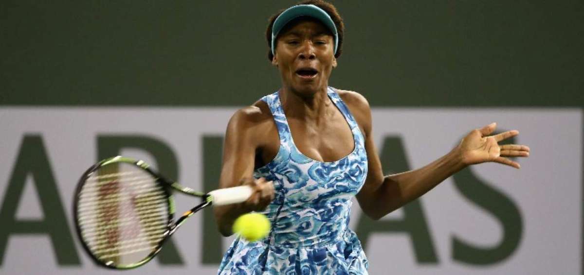 Venus Williams acudi&oacute; al torneo por primera vez en 15 a&ntilde;os, tras la pol&eacute;mica racista que sufri&oacute; entonces; sin embargo, no pudo debutar con triunfo ante la japonesa Kurumi Nara que la super&oacute; por 6-4 y 6-3.
