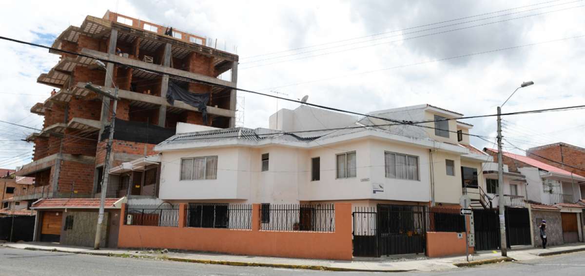 En las calles Del Bat&aacute;n e Imbabura, al sur de Cuenca, se levantan edificaciones hasta de siete pisos.