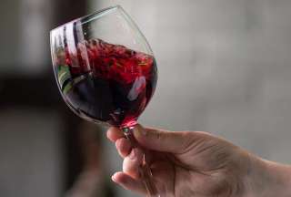 Estudio: Harvard desafía teoría sobre beneficios de una copa de vino al día para la salud