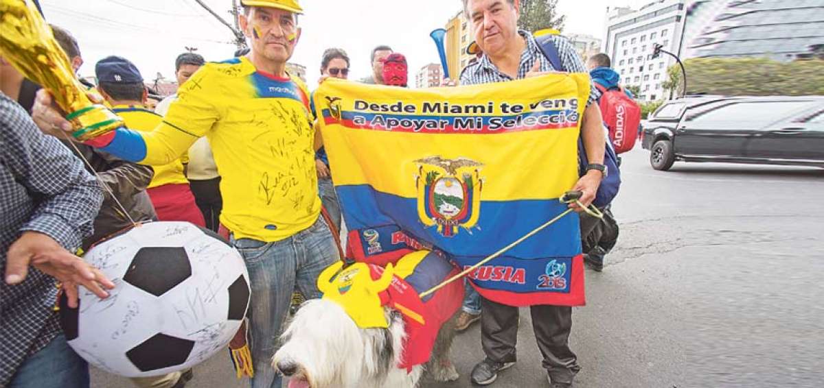 Patricio (izq.) y &Eacute;dgar Mu&ntilde;oz estuvieron horas antes del partido en los exteriores del estadio Atahualpa de Quito. A ellos los acompa&ntilde;&oacute; Ryswizck, su inseparable mascota.    