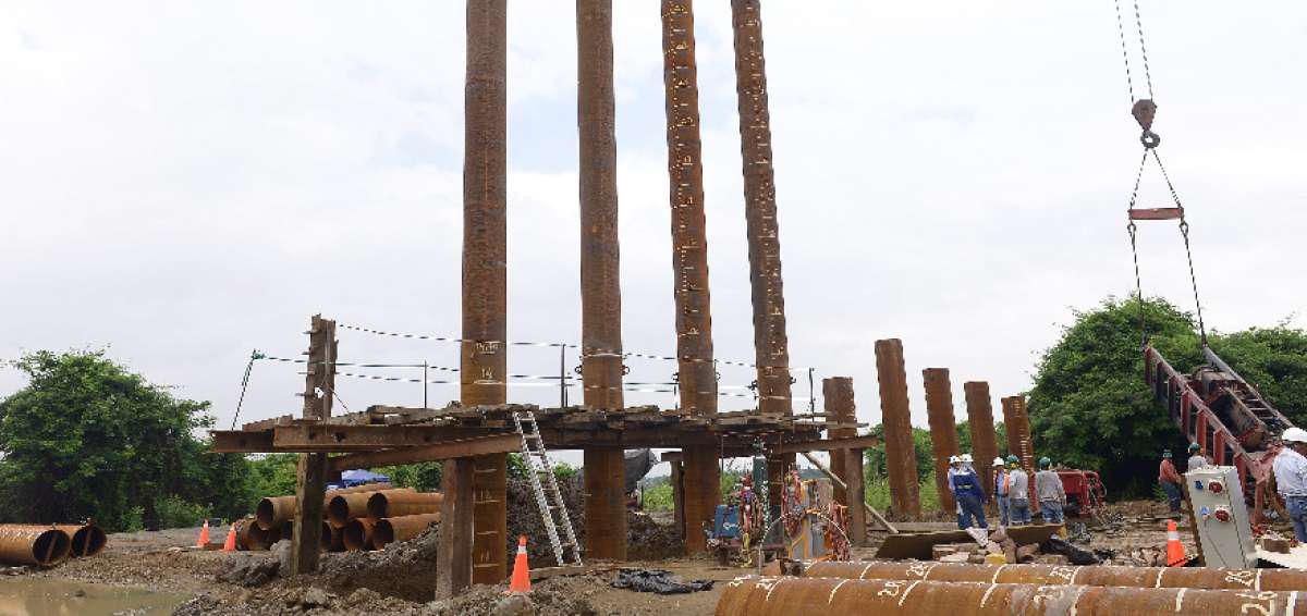 La colocaci&oacute;n de los pilotes del puente a&uacute;n no concluye, en el km 3,5 de la v&iacute;a a Samborond&oacute;n.