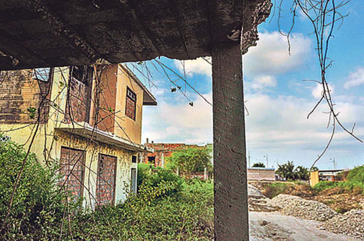 Muchas personas prefirieron abandonar sus casas y no regresar. No quisieron enfrentar otro fen&oacute;meno &lsquo;El Ni&ntilde;o&rsquo; en Nueva Comunidad R&iacute;o Manta. Foto: Rodolfo P&aacute;rraga/ El Tel&eacute;grafo 