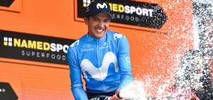 El ciclista ecuatoriano Richard Carapaz -de los registros del Movistar Team- celebra con champagne luego de recibir el premio como ganador de la cuarta etapa del Giro de Italia 2019. El &ldquo;tricolor&rdquo; se ubica en el puesto 16 de la general.