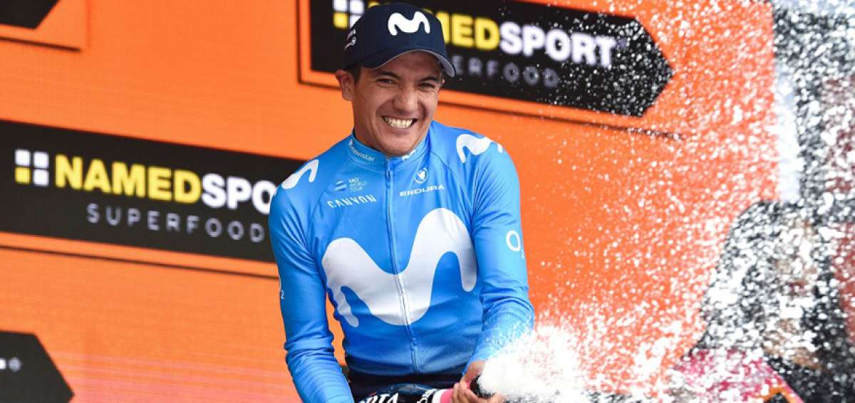 El ciclista ecuatoriano Richard Carapaz -de los registros del Movistar Team- celebra con champagne luego de recibir el premio como ganador de la cuarta etapa del Giro de Italia 2019. El &ldquo;tricolor&rdquo; se ubica en el puesto 16 de la general.