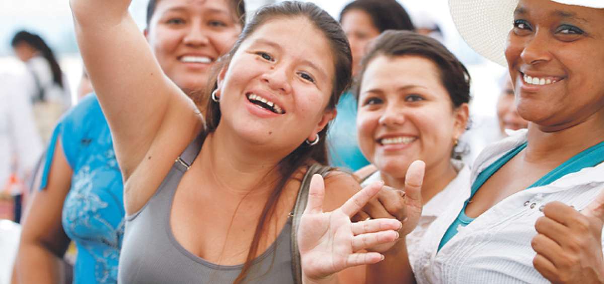 Los sentimientos de gratitud y el compartir risas con los amigos no solo ayuda a mejorar el &aacute;nimo, sino que tambi&eacute;n estabiliza la presi&oacute;n sangu&iacute;nea. Foto: Cortes&iacute;a Ministerio de Inclusi&oacute;n Social