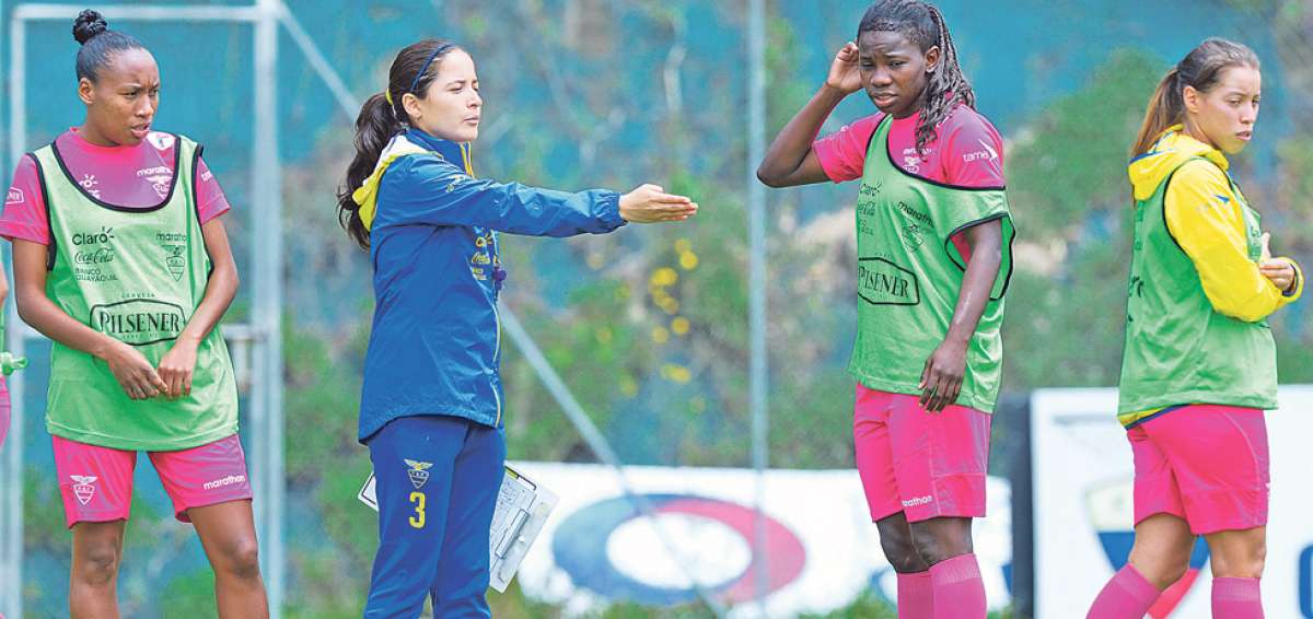 Vanessa Ar&aacute;uz (azul) da instrucciones a la delantera M&oacute;nica Quinteros, durante uno de los microciclos realizados en la Casa de la Selecci&oacute;n en la ciudad de Quito. Foto: &Aacute;lvaro P&eacute;rez / El Tel&eacute;grafo
