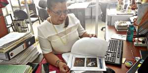 La fiscal Mar&iacute;a Coloma muestra las fotos del cami&oacute;n con caletas, en el que era transportada la droga. Foto: Karla Naranjo / El Tel&eacute;grafo