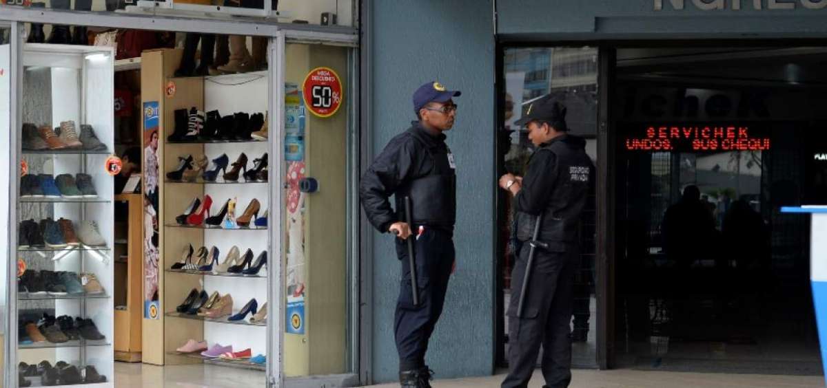 Los guardias de seguridad trabajan en jornadas que por lo general superan las 8 horas y en turnos rotativos: a veces en la noche, a veces en el d&iacute;a.