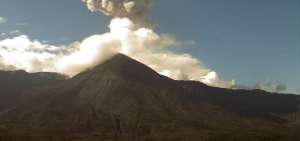 Descienden bloques incandescentes desde el volc&aacute;n Reventador