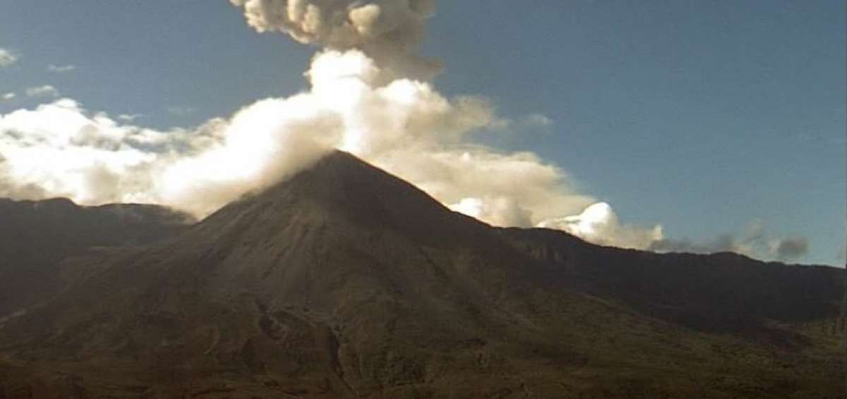 Descienden bloques incandescentes desde el volc&aacute;n Reventador