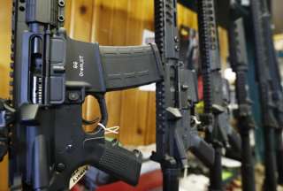 La norma prohibiría que la población civil adquiera armas de asalto.