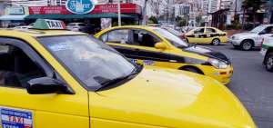 Los taxistas convencionales se han opuesto de manera constante a la operaci&oacute;n de firmas que usan aplicaciones.