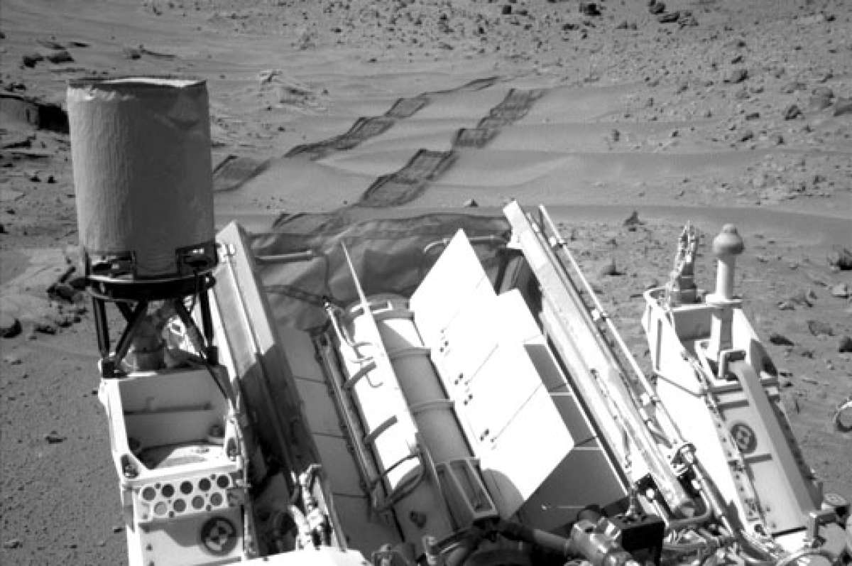 Una foto del Curiosity muestra los recorridos que hace sobre el suelo marciano. Foto: EFE