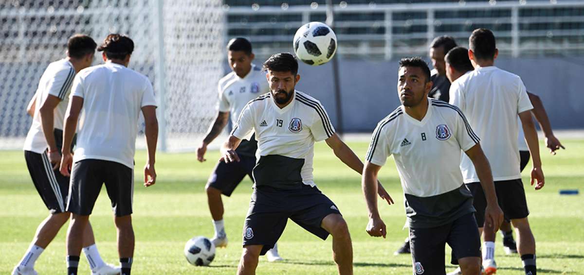 El delantero de M&eacute;xico Oribe Peralta (c) y su compa&ntilde;ero Marco Fabi&aacute;n, durante una pr&aacute;ctica de la selecci&oacute;n.