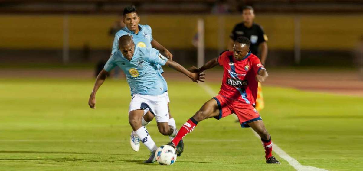El volante Christian Lara (der.), de El Nacional, disput&oacute; el bal&oacute;n con Elvis Patta, de Universidad Cat&oacute;lica, durante el partido de ayer en el estadio Atahualpa.