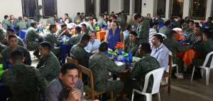 El ministro de Defensa, Ricardo Pati&ntilde;o, comparti&oacute; el rancho durante su visita a los destacamentos militares.