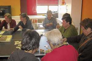 Las personas adultos mayores recuperan su alegr&iacute;a y confianza en sus capacidades a trav&eacute;s del juego. Foto: Cortes&iacute;a MIES
