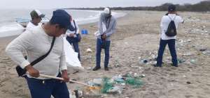 Un centenar de personas participan en minga en playas de isla Pun&aacute;