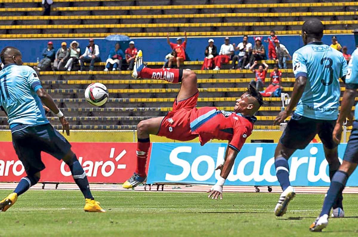 El delantero quite&ntilde;o Miguel &Aacute;lvarez (centro) apareci&oacute; en el segundo tiempo para marcar 2 goles. Foto: John Guevara / El Tel&eacute;grafo