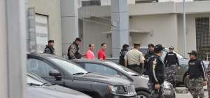 Tras conocerse el fallo, los sentenciados Iv&aacute;n Espinel (centro) y Walter Andrade (izq.) fueron trasladados a la Penitenciar&iacute;a del Litoral.