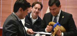 El alcalde de Quito entreg&oacute; al presidente de la Asamblea, C&eacute;sar Litardo, un perrito mestizo. 