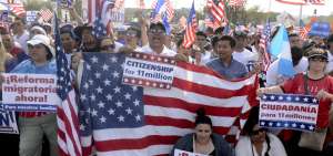 L&iacute;deres migrantes protestan frente a la C&aacute;mara Baja de Estados Unidos.